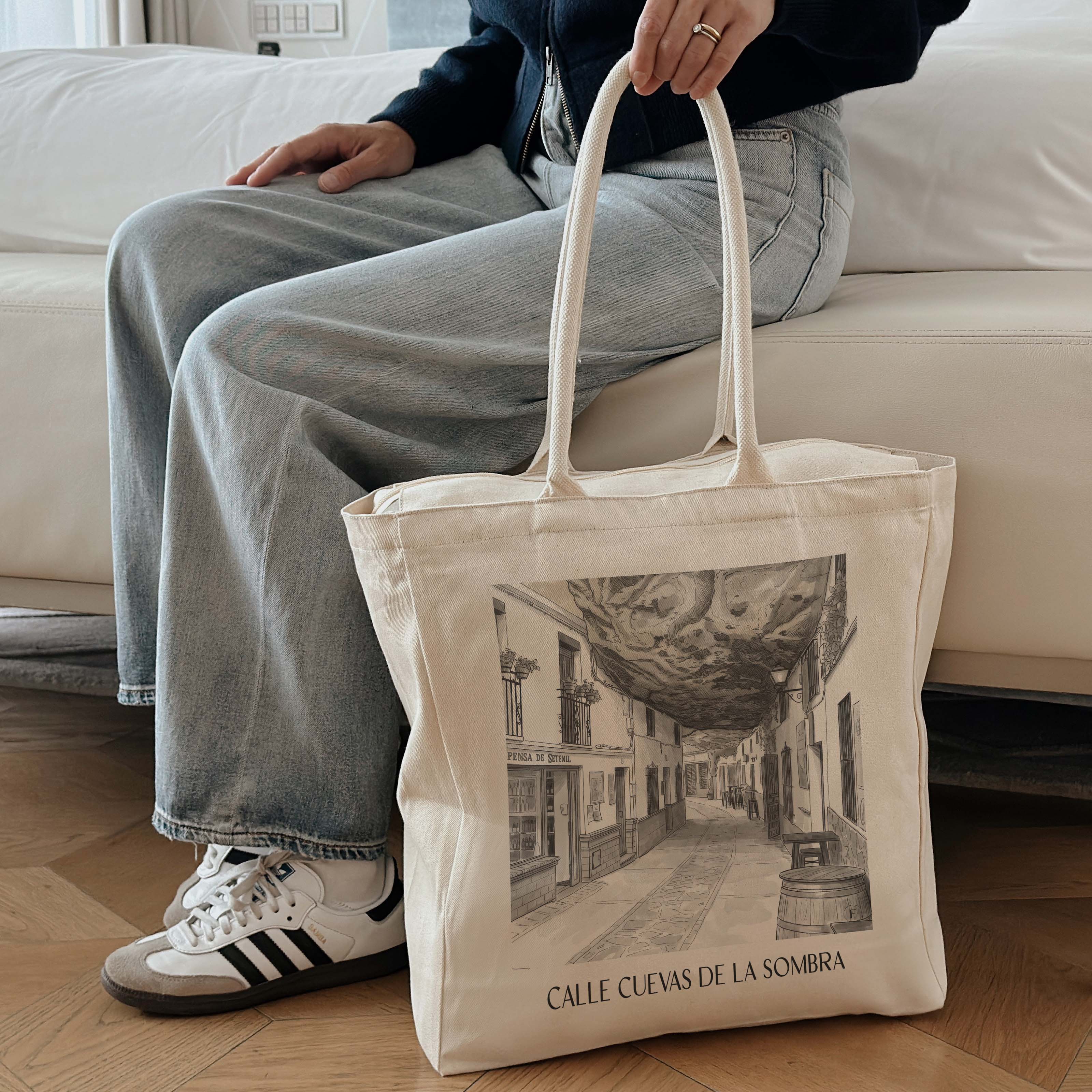 calle-cuevas-de-la-sombra-setenil-de-las-bodegas-spanien-einkaufstasche-aquarell-schwarz-weiss