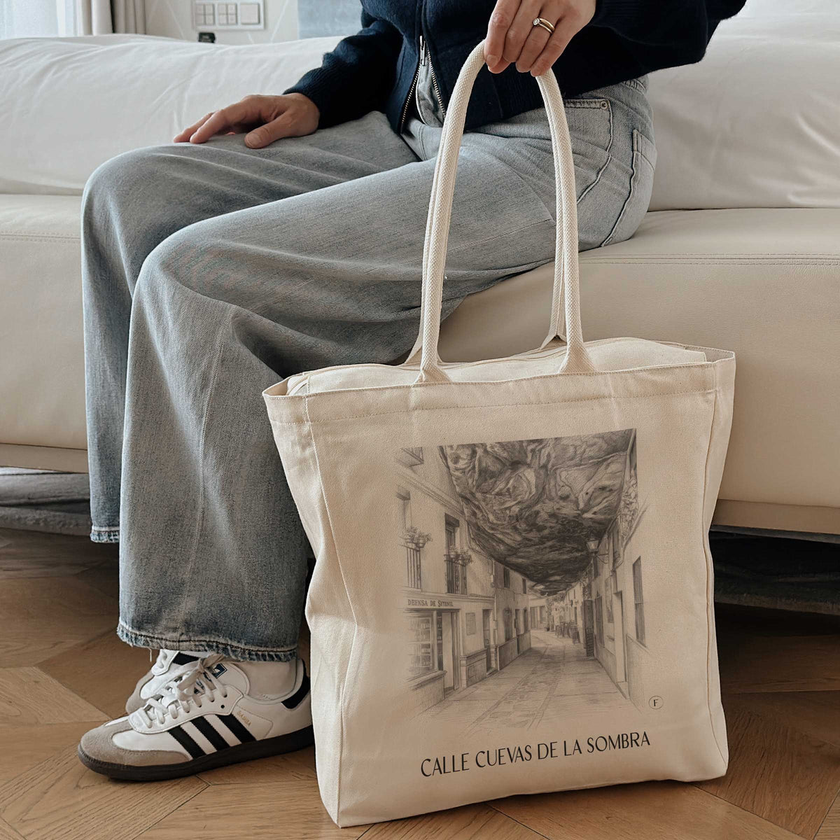 calle-cuevas-de-la-sombra-setenil-de-las-bodegas-spanien-einkaufstasche-bleistift-zeichnung-drawing